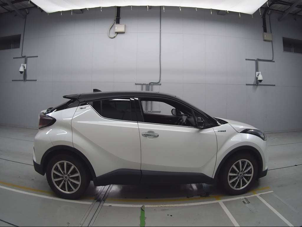 2017 Toyota C-HR ZYX10[2]