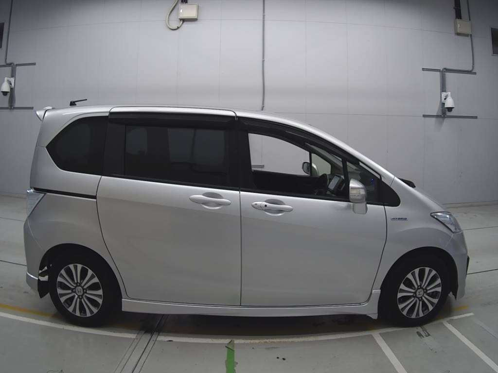 2013 Honda Freed hybrid GP3[2]