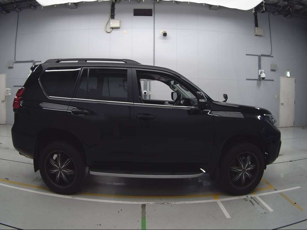 2017 Toyota Land Cruiser Prado TRJ150W[2]