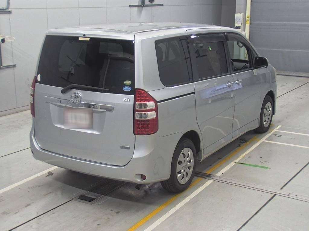 2011 Toyota Noah ZRR70G[1]