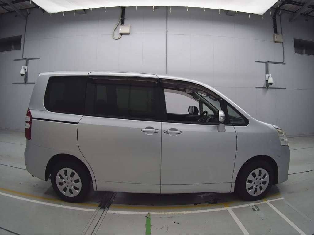 2011 Toyota Noah ZRR70G[2]