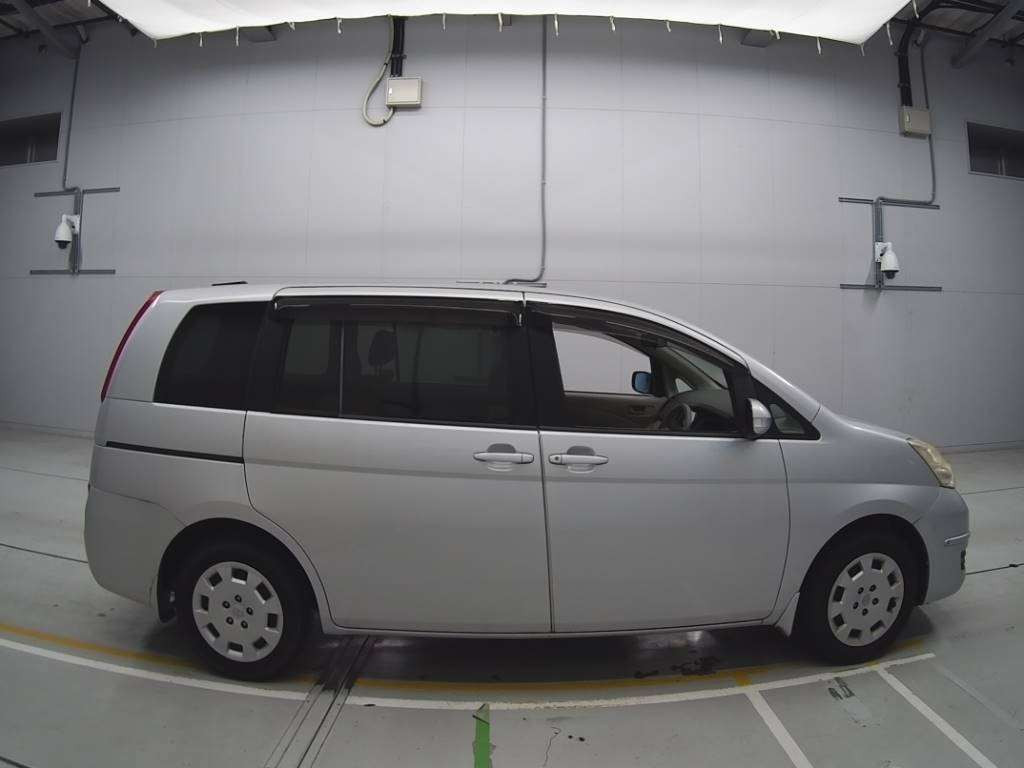 2009 Toyota Isis ZNM10G[2]