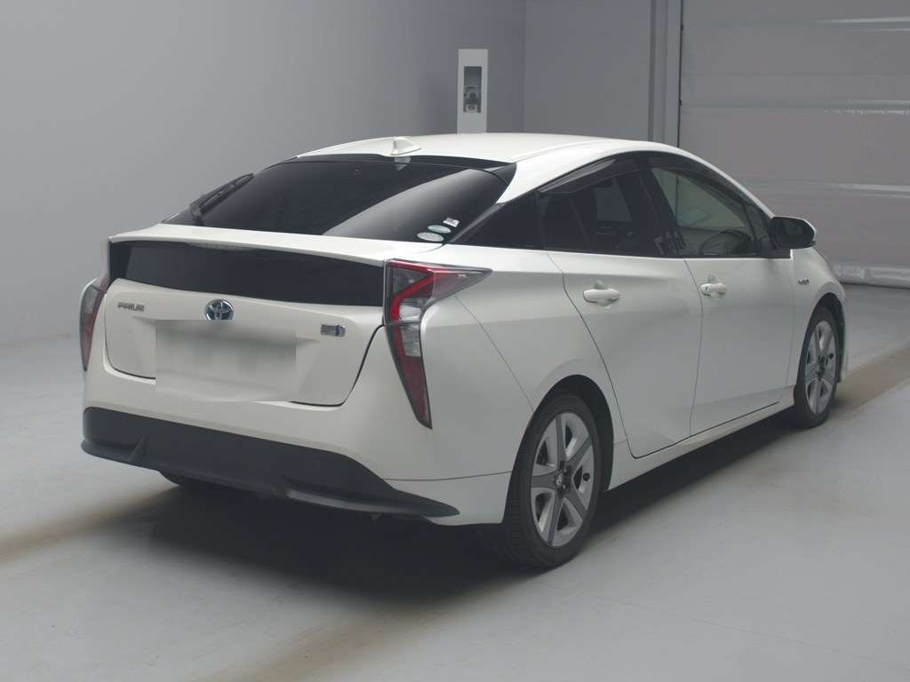 2017 Toyota Prius ZVW50[1]