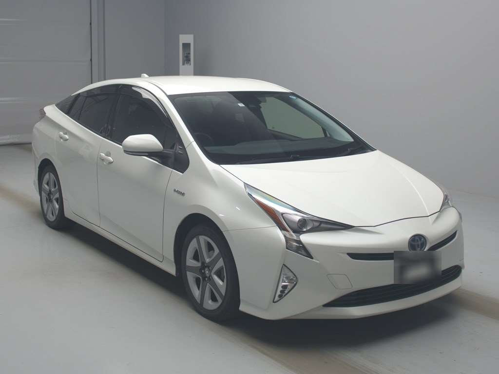 2017 Toyota Prius ZVW50[2]