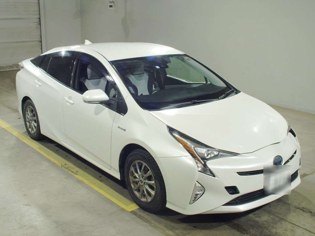 2016 Toyota Prius ZVW55[2]