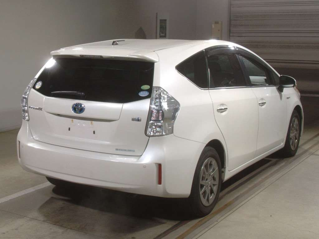 2013 Toyota Prius alpha ZVW41W[1]