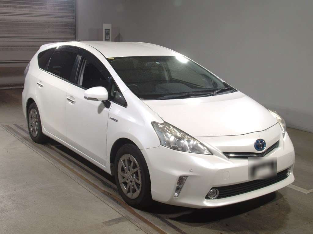 2013 Toyota Prius alpha ZVW41W[2]