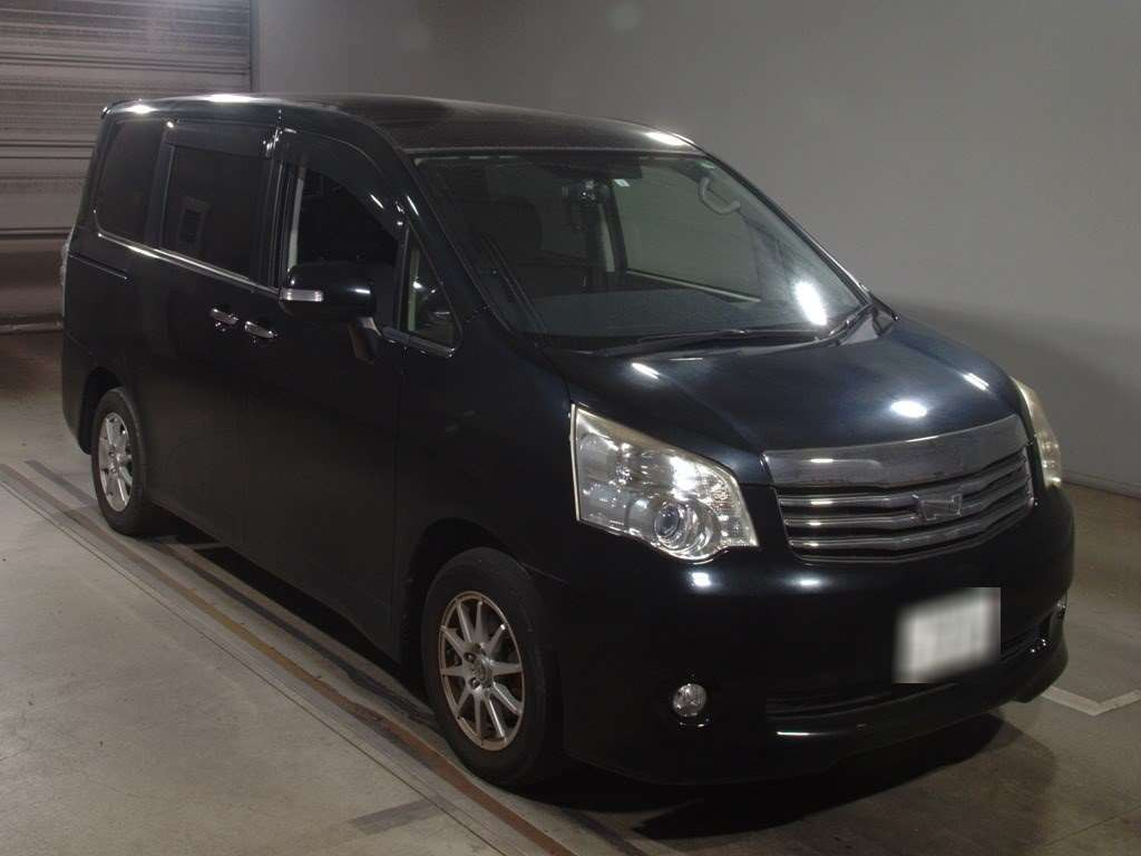 2013 Toyota Noah ZRR70G[2]