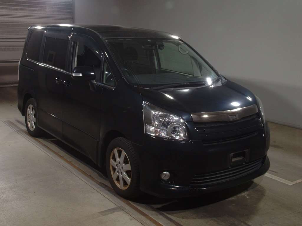 2009 Toyota Noah ZRR70W[2]