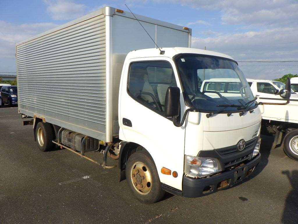 2013 Toyota Dyna Truck XZU695[2]