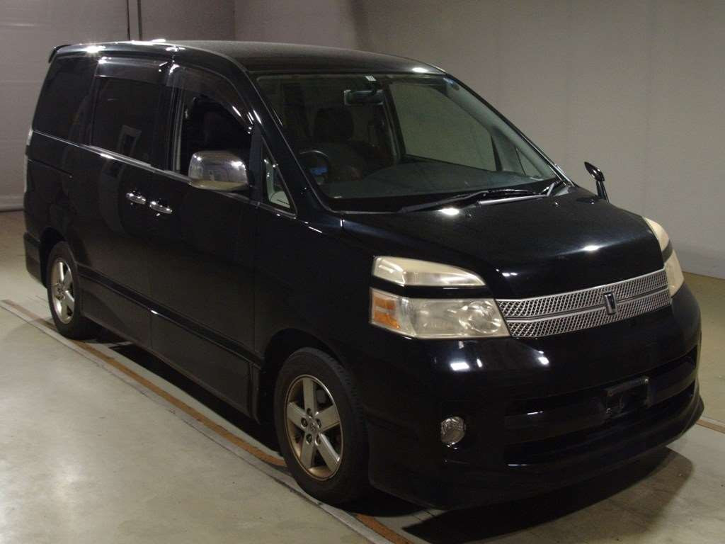 2005 Toyota Voxy AZR60G[2]