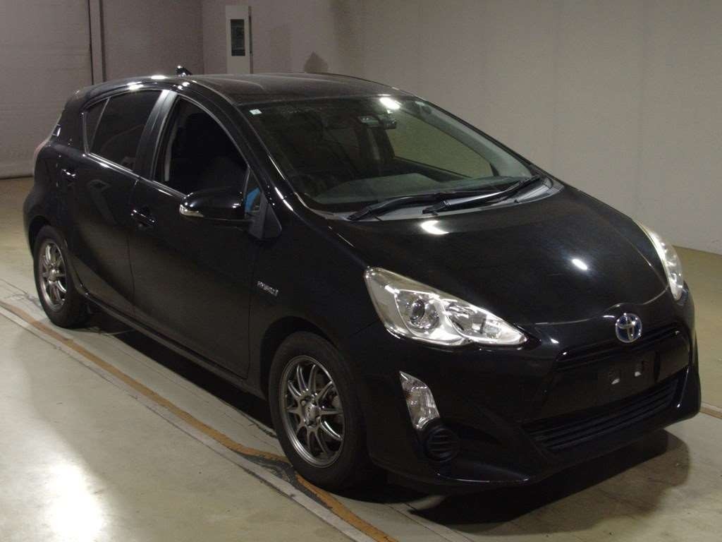 2016 Toyota Aqua NHP10[2]