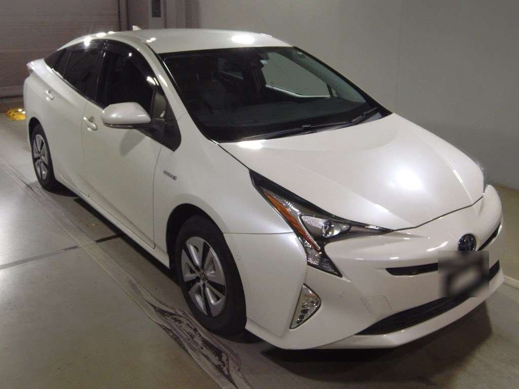 2016 Toyota Prius ZVW55[2]