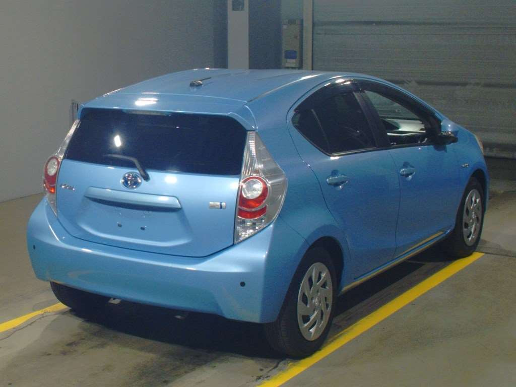 2013 Toyota Aqua NHP10[1]