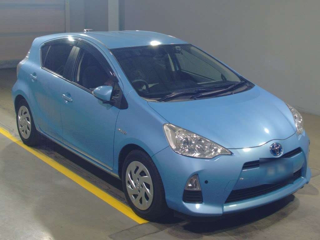 2013 Toyota Aqua NHP10[2]