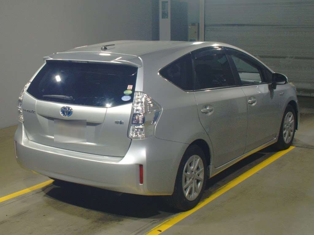 2014 Toyota Prius alpha ZVW40W[1]