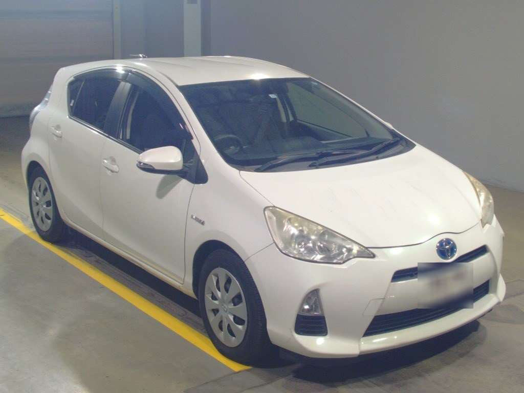 2013 Toyota Aqua NHP10[2]