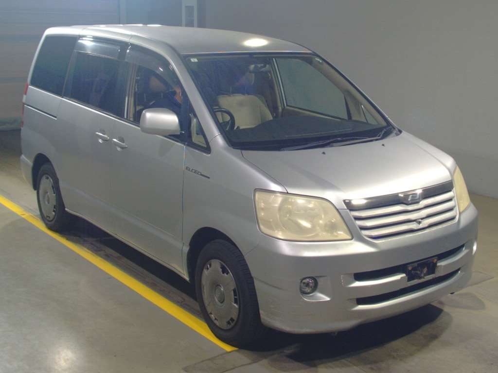 2003 Toyota Noah AZR60G[2]