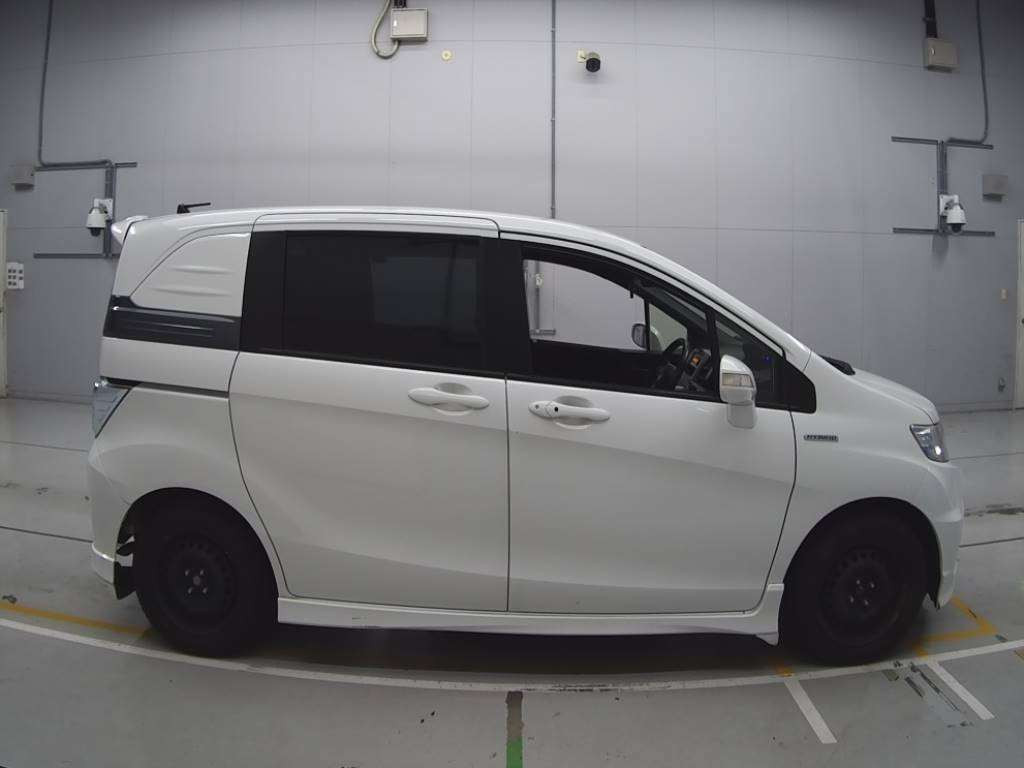 2012 Honda Freed spike hybrid GP3[2]