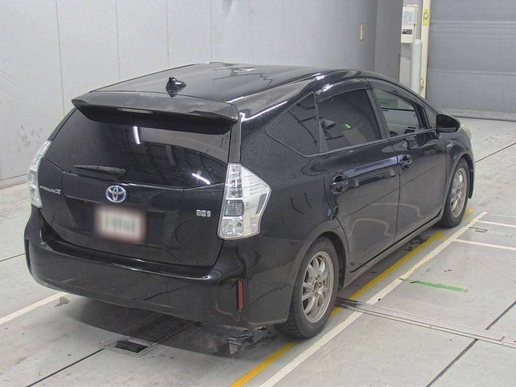 2013 Toyota Prius alpha ZVW40W[1]