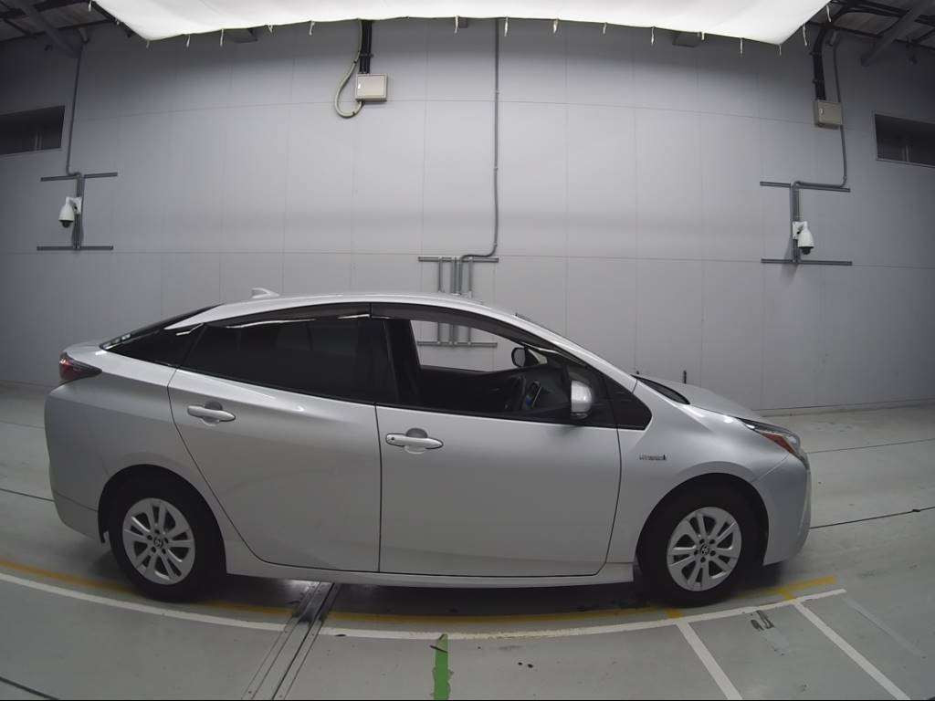 2017 Toyota Prius ZVW50[2]