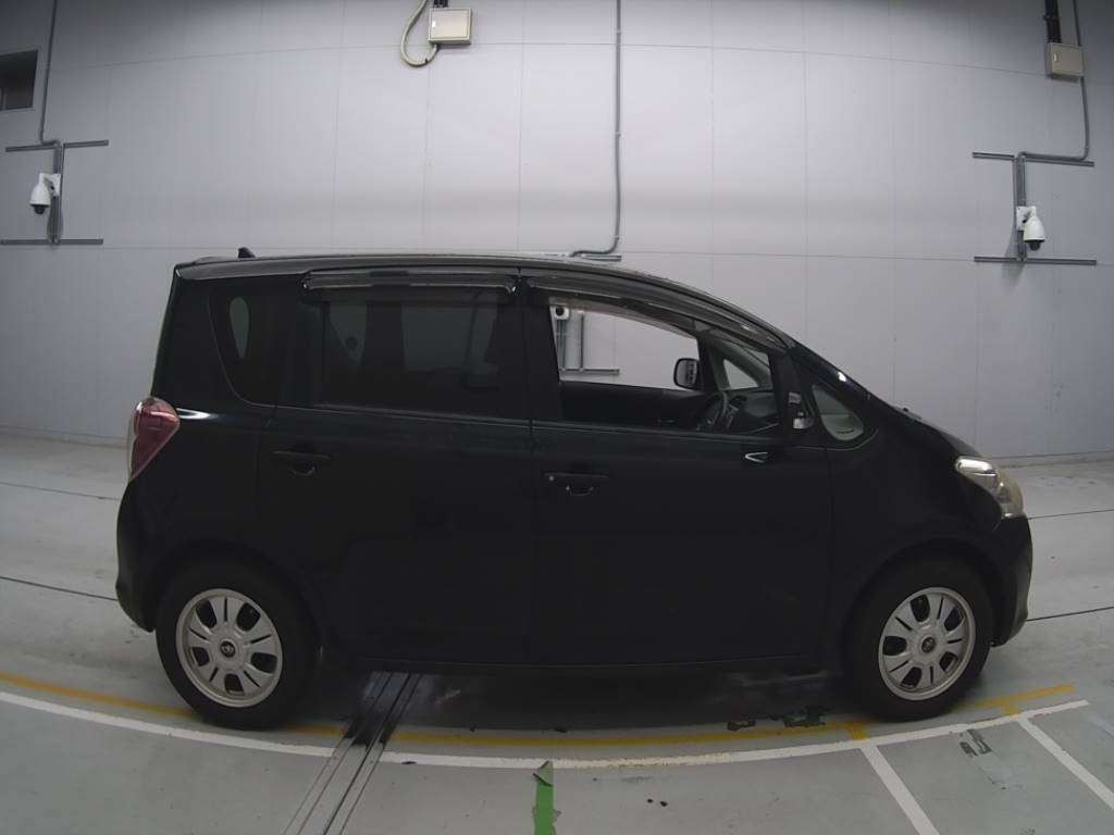 2009 Toyota Ractis SCP100[2]