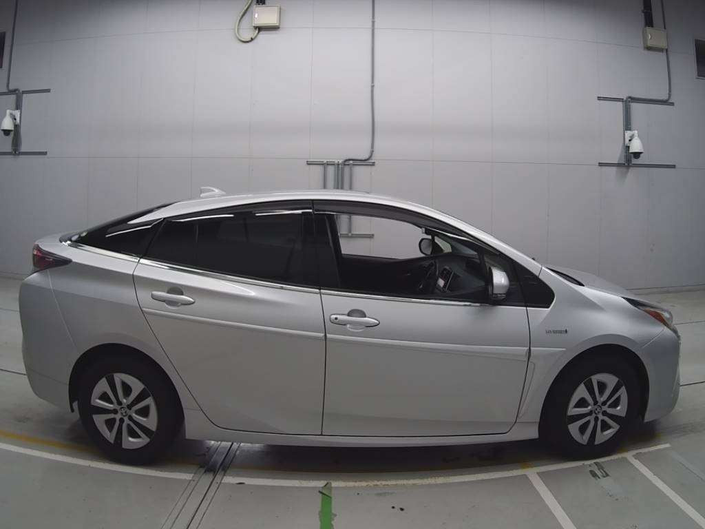 2017 Toyota Prius ZVW51[2]