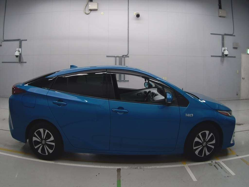 2018 Toyota Prius PHV ZVW52[2]