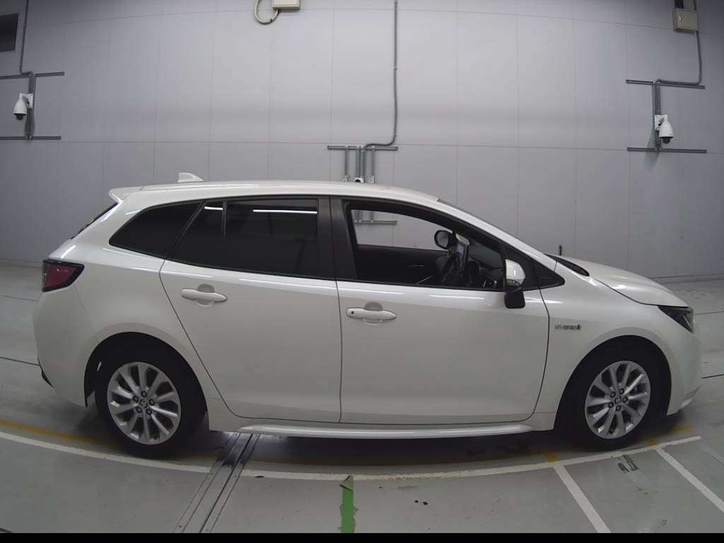 2020 Toyota Corolla Touring Wagon ZWE211W[2]