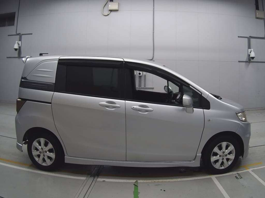 2010 Honda Freed Spike GB3[2]