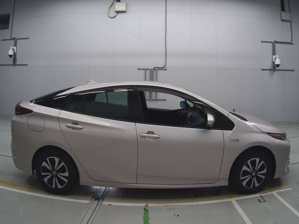 2021 Toyota Prius PHV ZVW52[2]