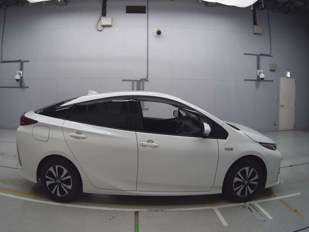 2018 Toyota Prius PHV ZVW52[2]