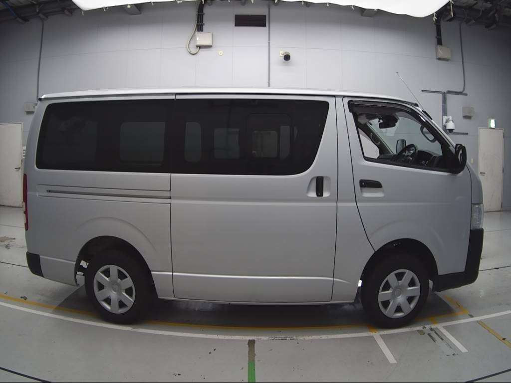 2019 Toyota Regiusace Van TRH200V[2]