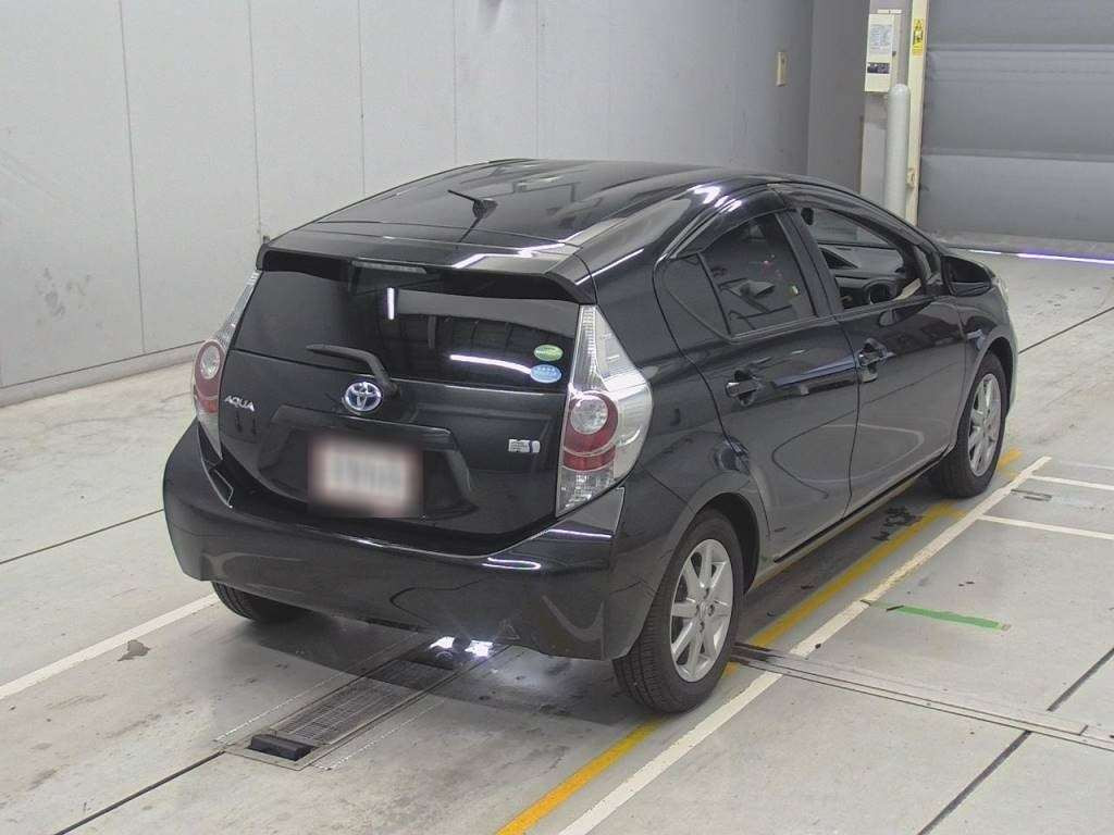 2013 Toyota Aqua NHP10[1]