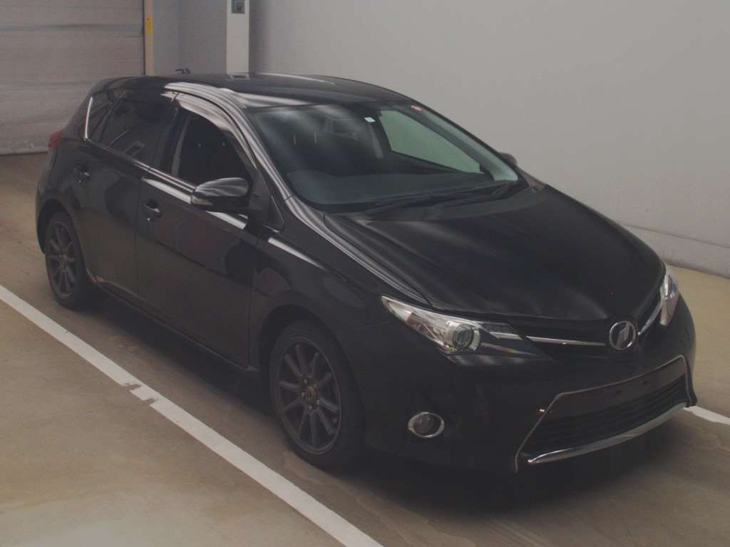 2013 Toyota Auris NZE181H[2]