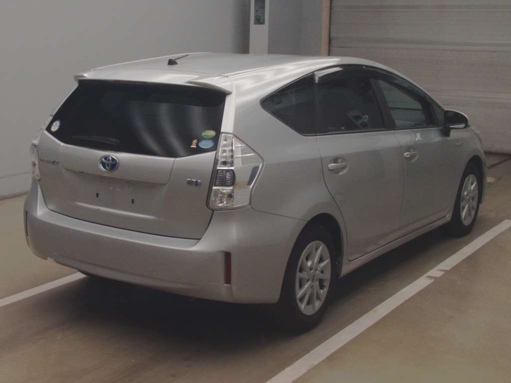 2012 Toyota Prius alpha ZVW40W[1]