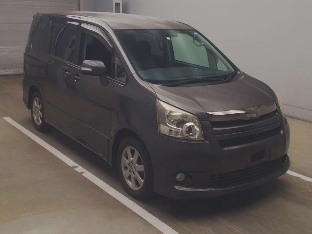 2009 Toyota Noah ZRR70W[2]