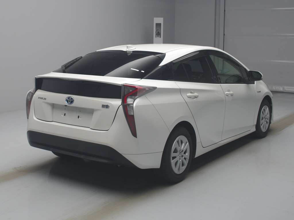 2016 Toyota Prius ZVW50[1]