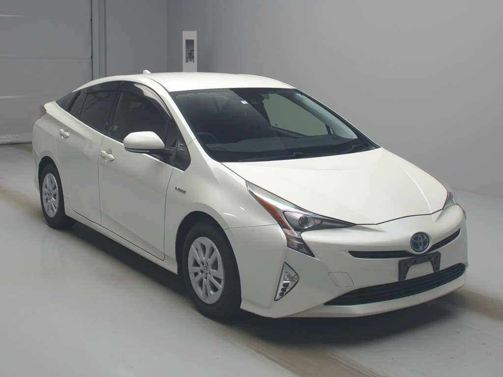 2016 Toyota Prius ZVW50[2]