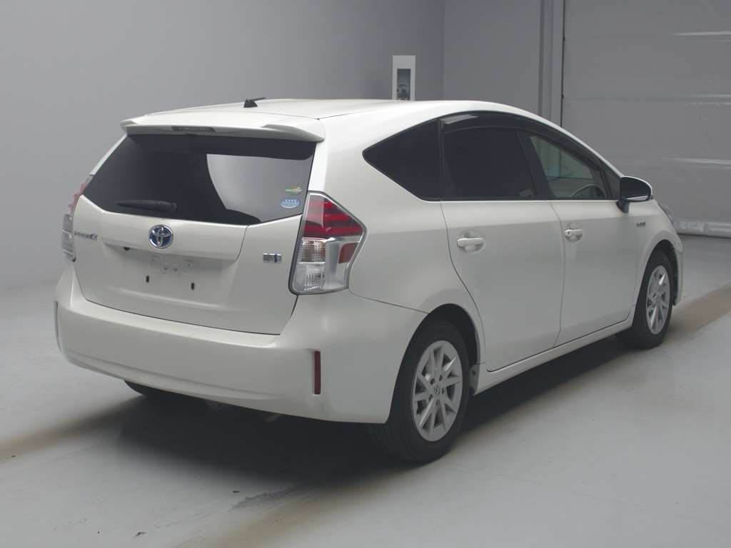 2016 Toyota Prius alpha ZVW40W[1]