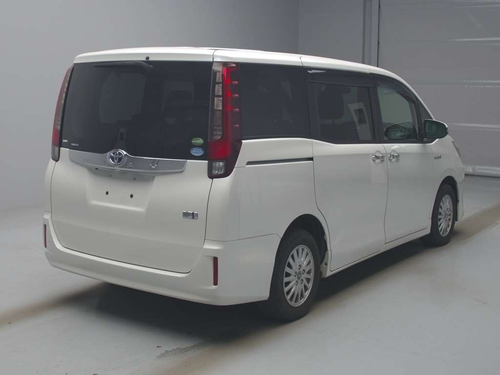 2015 Toyota Noah ZWR80G[1]