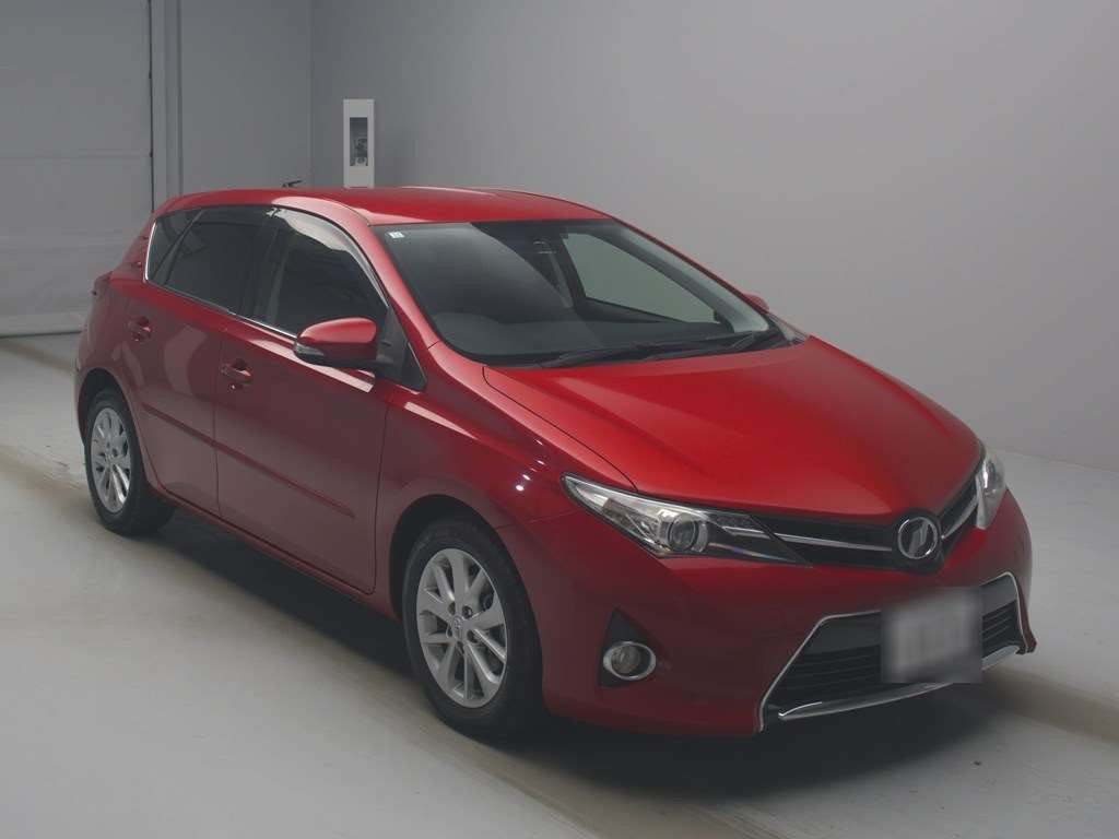 2014 Toyota Auris NZE181H[2]