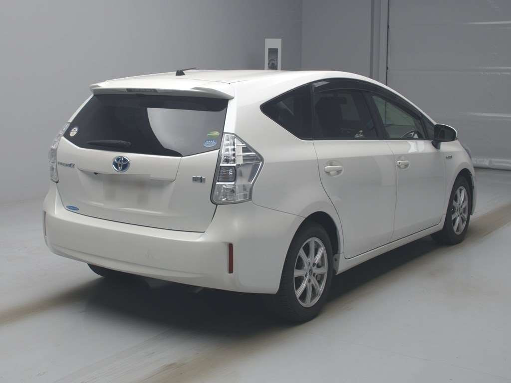 2013 Toyota Prius alpha ZVW41W[1]