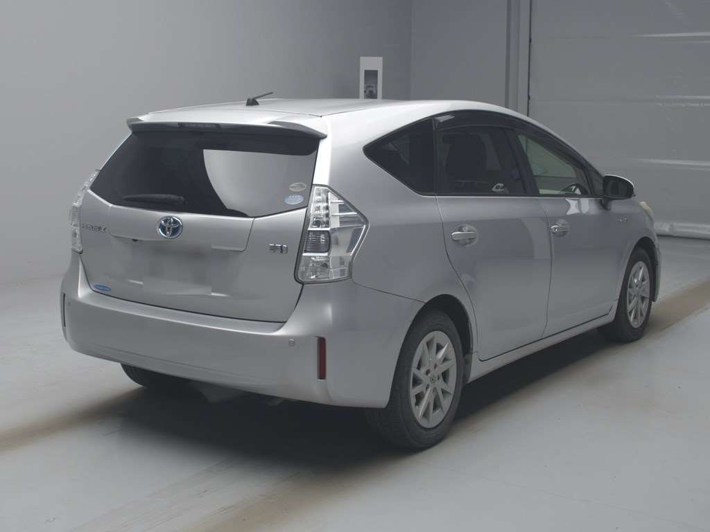 2012 Toyota Prius alpha ZVW41W[1]