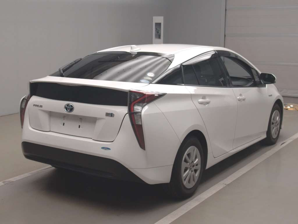 2017 Toyota Prius ZVW50[1]