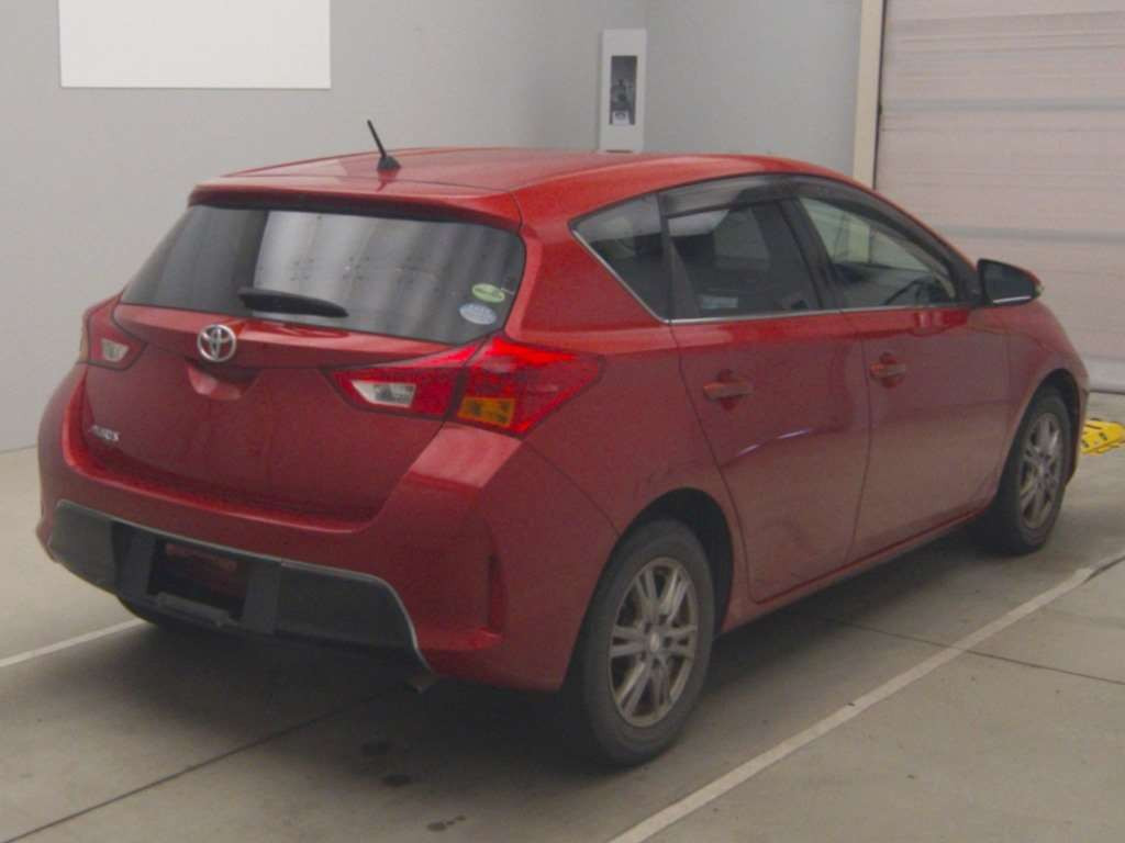 2013 Toyota Auris NZE181H[1]