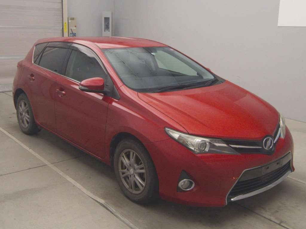 2013 Toyota Auris NZE181H[2]