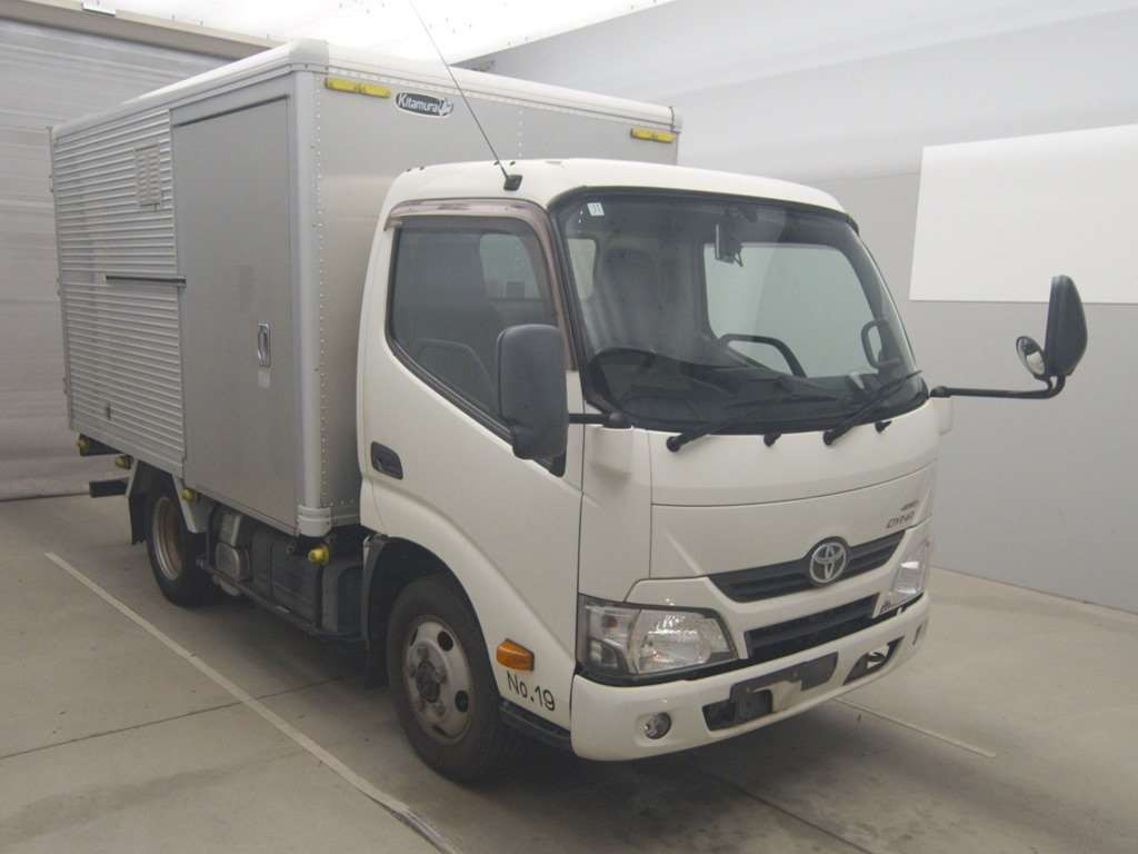 2016 Toyota Dyna Truck XZU675[2]