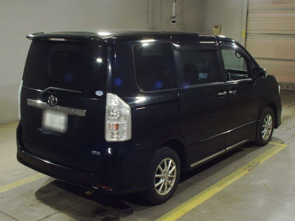 2013 Toyota Voxy ZRR75W[1]