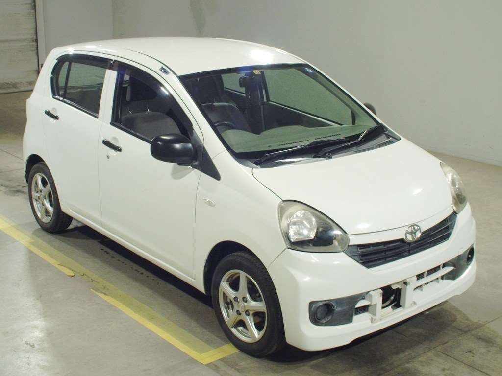 2013 Toyota Pixis Epoch LA300A[2]